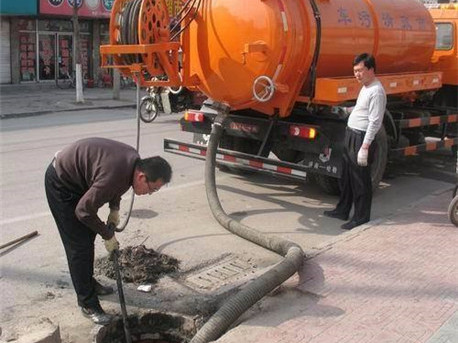 赵西垸林场清掏化粪池，健康生活从这里开始